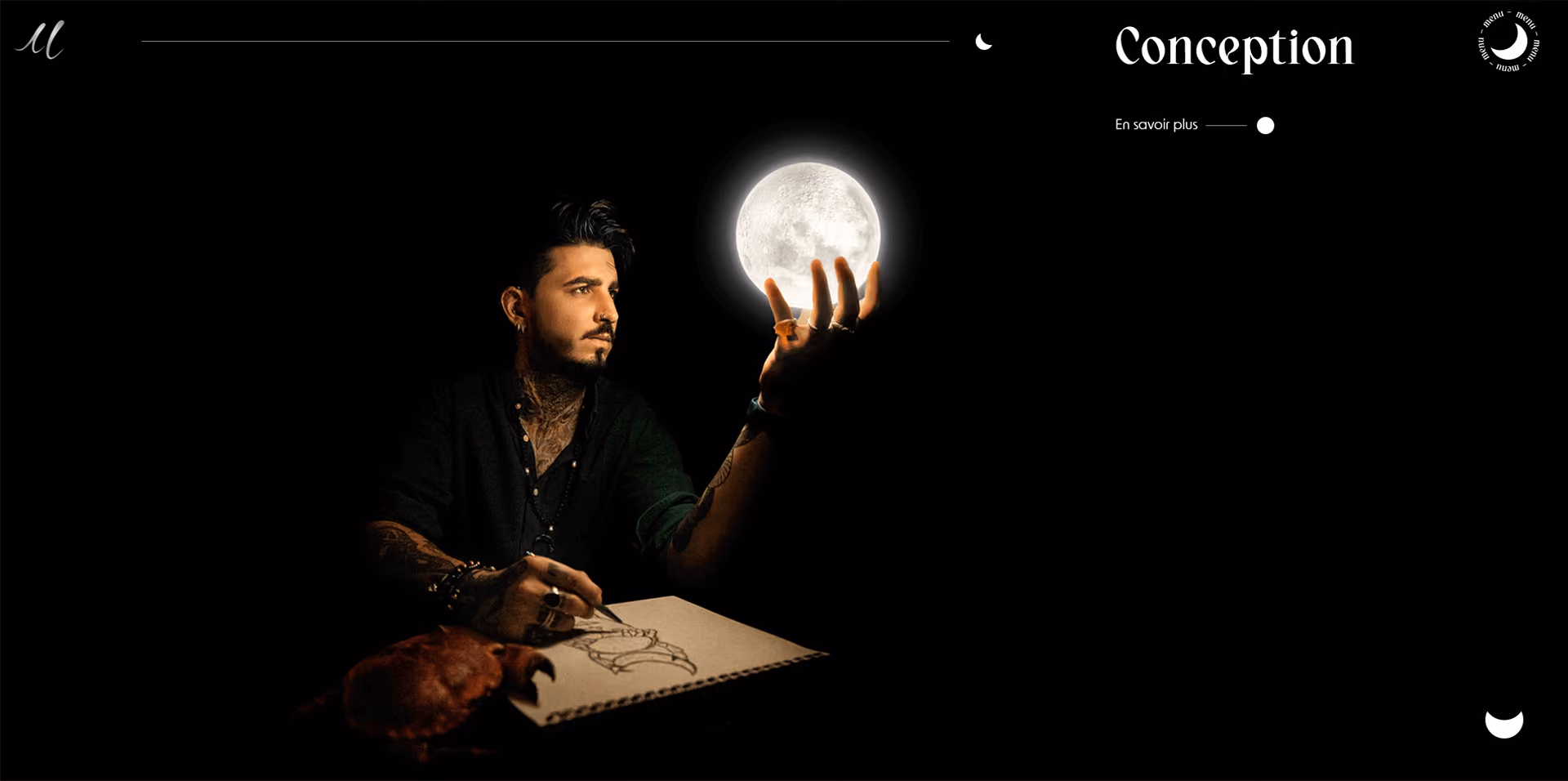 Page web présentant une photographie d’Allan Lessueur tenant la Lune dans sa main