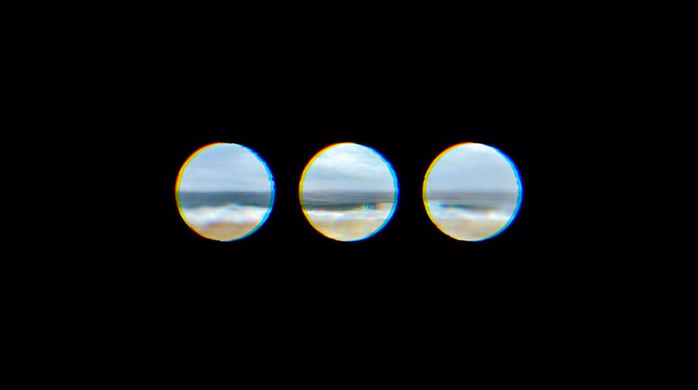 Trois points laissent aparaître la photographie d’une plage. Des artefacts les déforment.